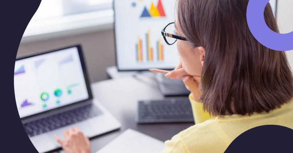 Pessoa analisando gráficos e indicadores no computador.